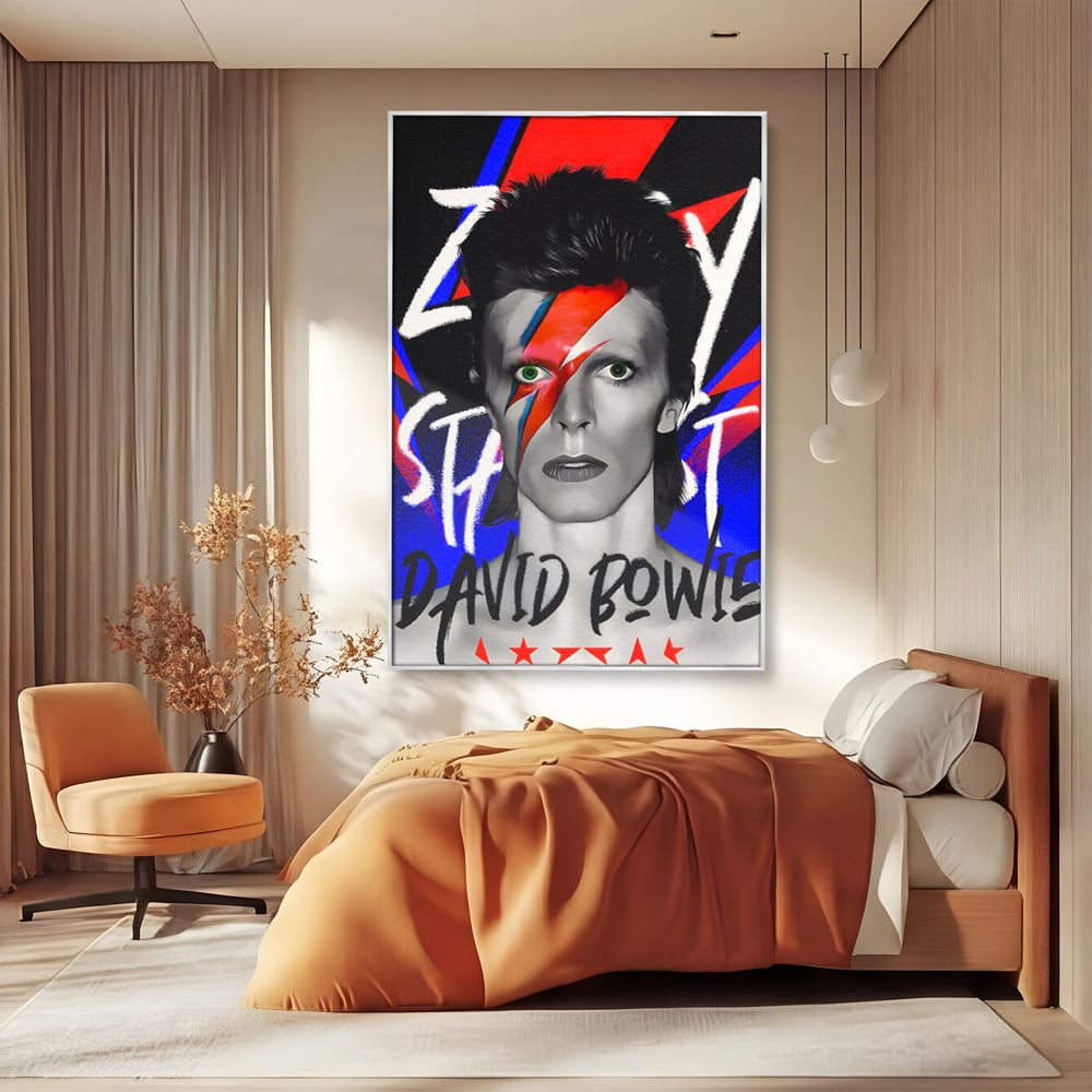Tablou canvas cu tablou portret david bowie cu fulger, in rama de aluminiu argintiu, pe perete intr-un dormitor